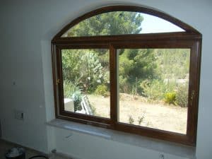 דלתות וחלונות מקושתים