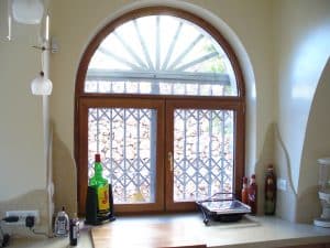 דלתות וחלונות מקושתים