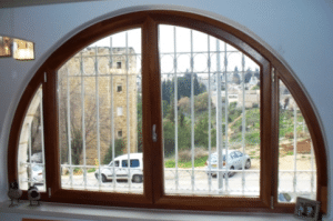 דלתות וחלונות מקושתים