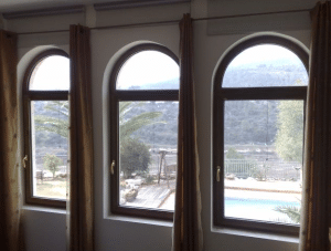 דלתות וחלונות מקושתים